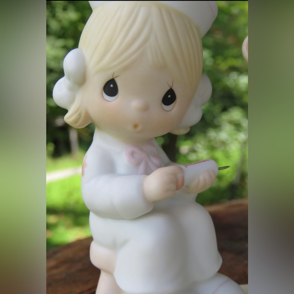 Previous Moments figurine “Love Beareth All Things” - Picture 2 of 7